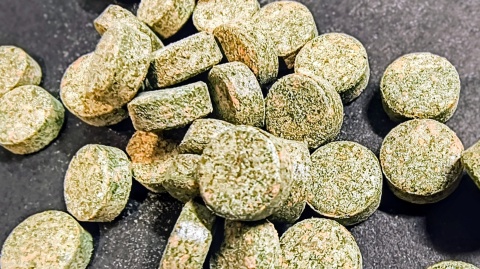 Zestaw 4×200g – Pokarm w tabletkach dla ryb akwariowych Kirysków Glonojada