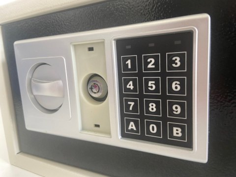 Biało-czarny kompaktowy sejf biurowy na kod i klucz